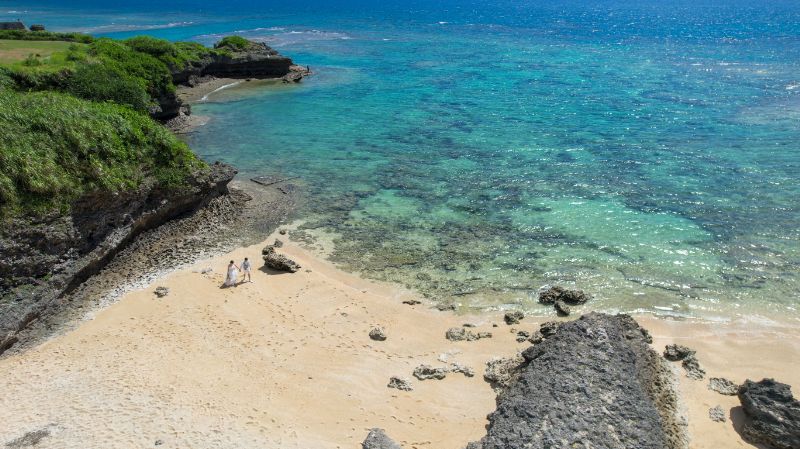 沖縄の透き通った海と白い砂浜
