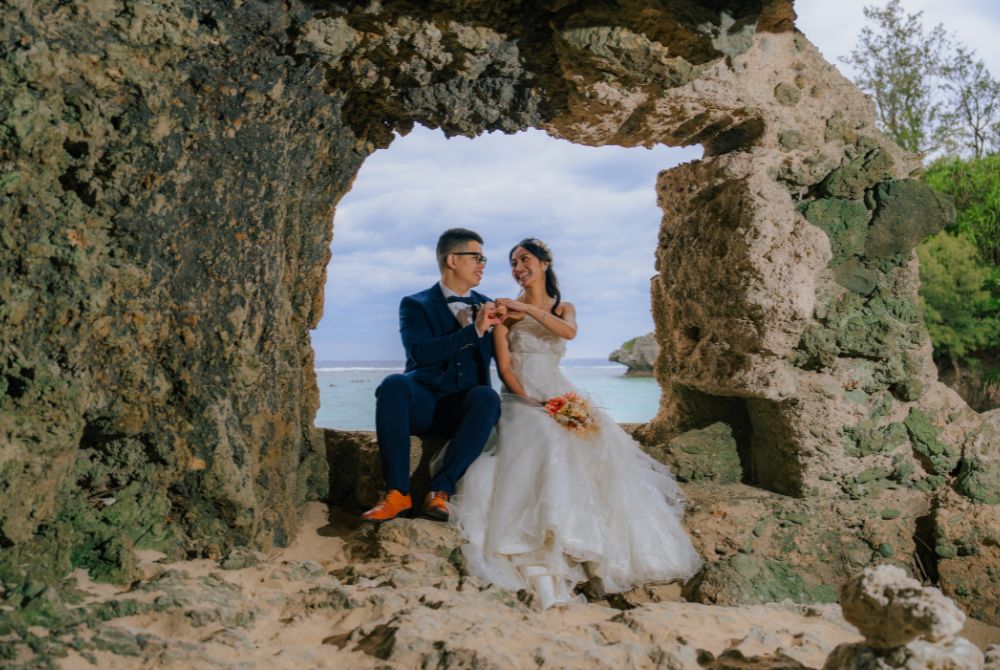 ザネー浜の岩フレームの中でポーズする二人