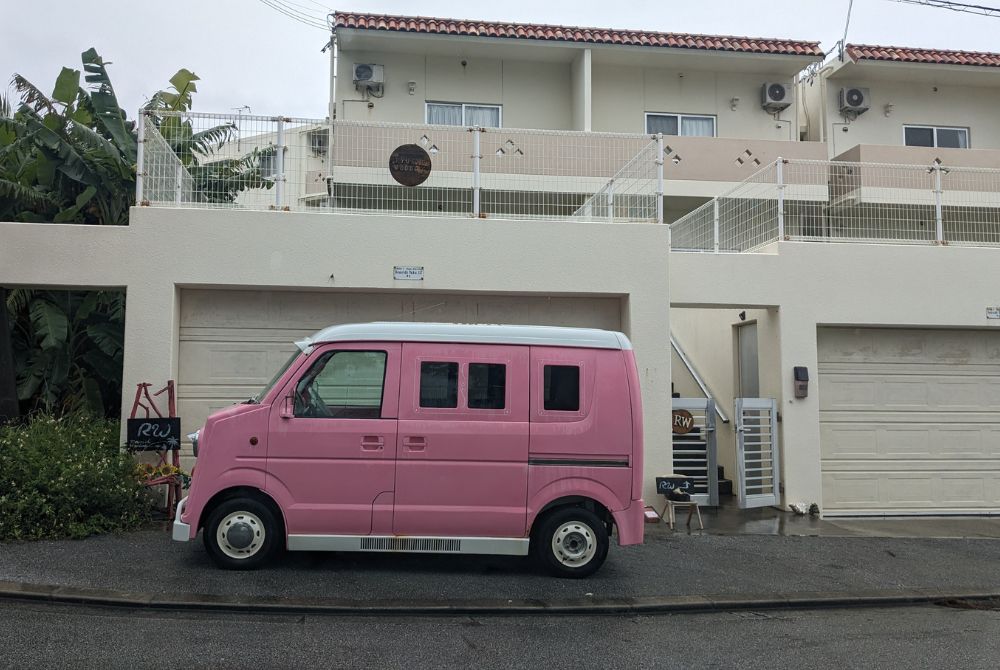 CASA屋嘉サロンwithピンクカー