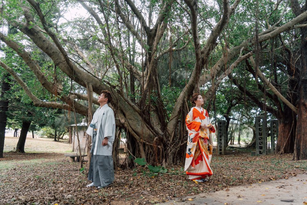 和装ウェディングフォト＿公園の大木前で