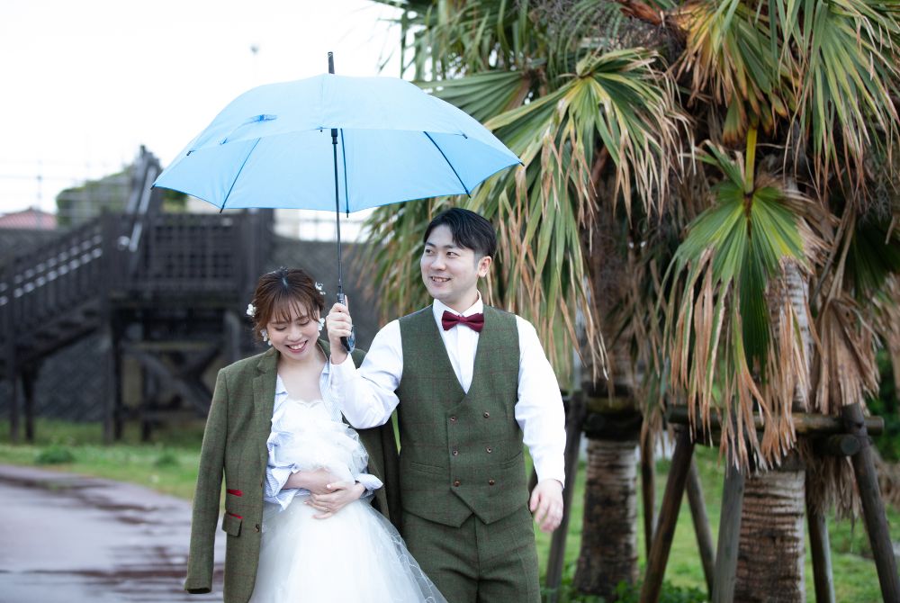 雨の日ウェディング撮影_傘を差して楽しそうに歩いているカップル