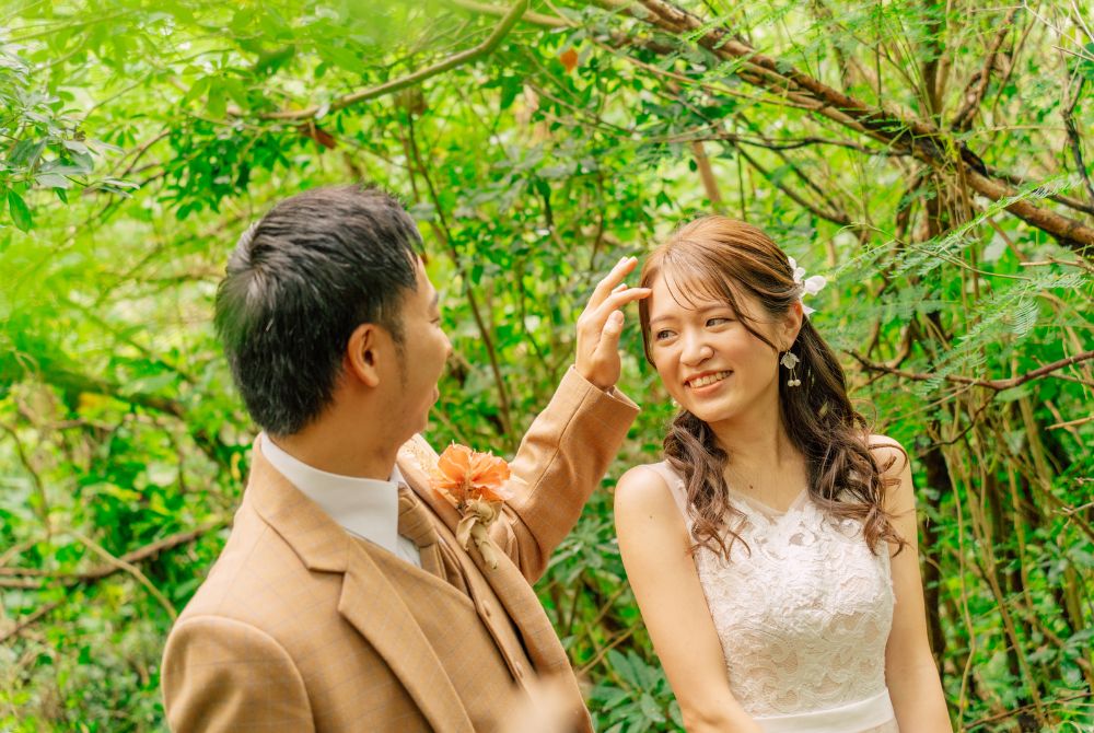 雨の日ウェディング撮影_新婦を気遣う新郎