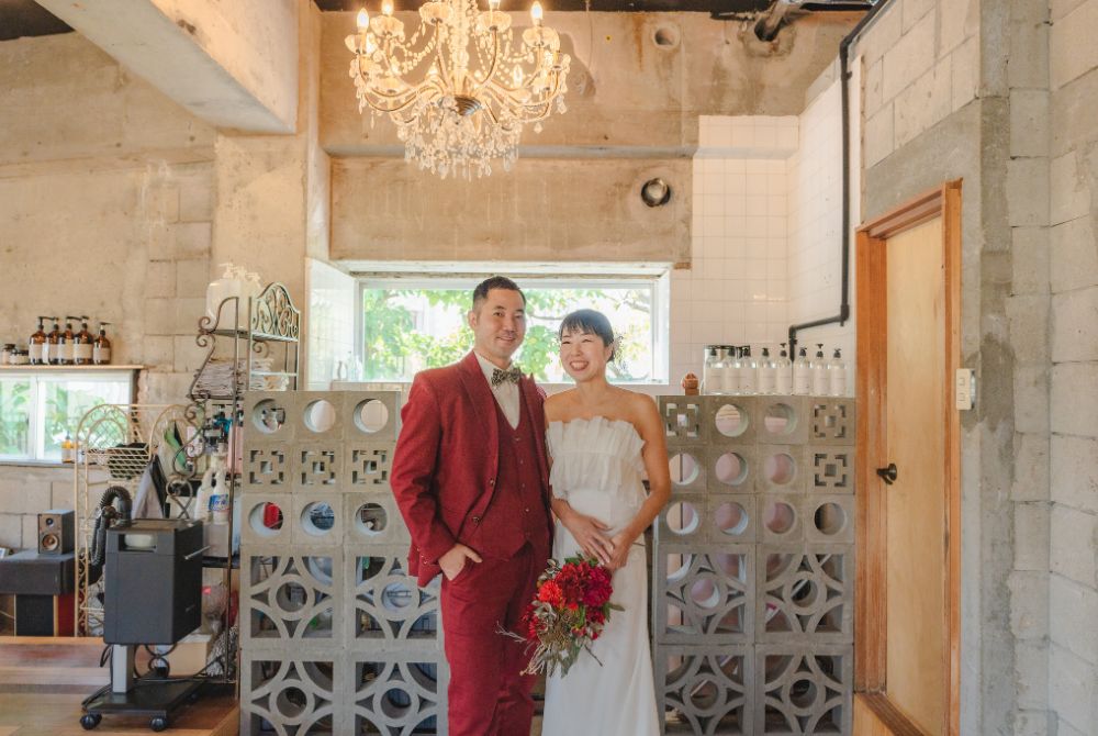 スタジオ撮影_バーガンディタキシードの新郎とホワイトドレスの新婦