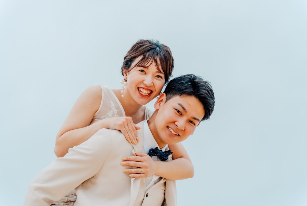 おんぶされている新婦のとびっきりの笑顔