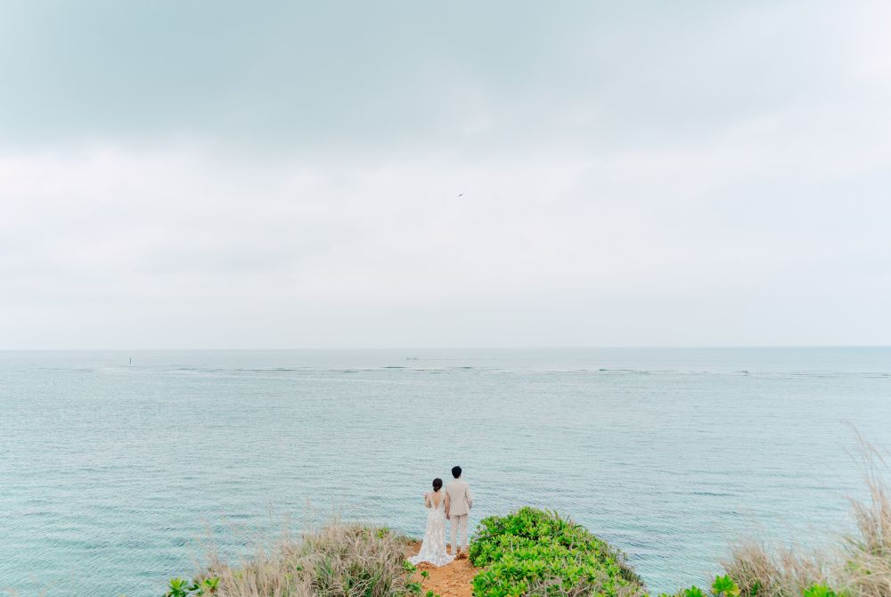 ザネー浜の絶景_ウェディング撮影のカップル