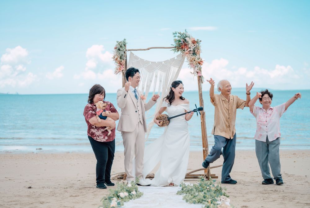 ビーチセレモニー撮影_家族でカチャーシィー_沖縄ウェディング