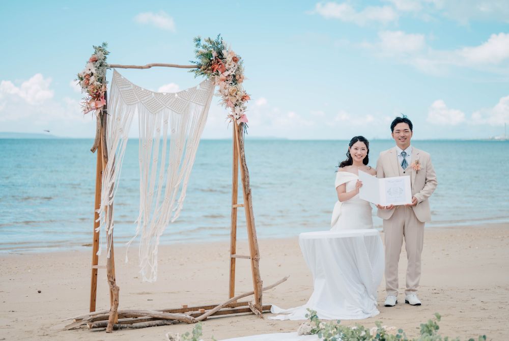 ビーチセレモニー撮影_オリジナル結婚証明証をもって