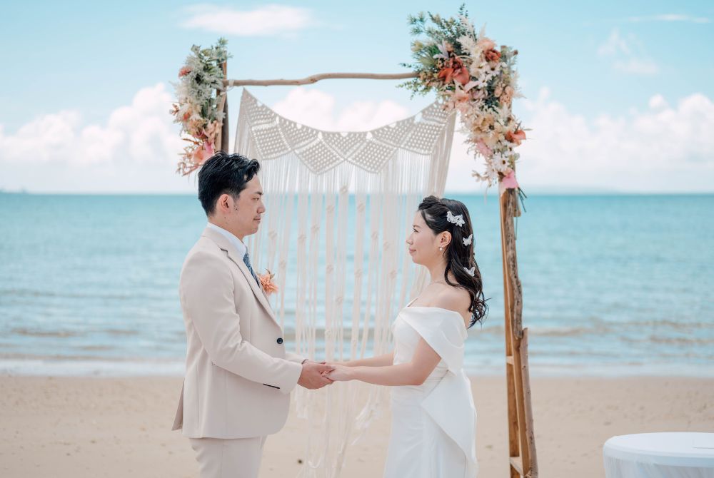 ビーチセレモニー撮影_互いに見つめあって
