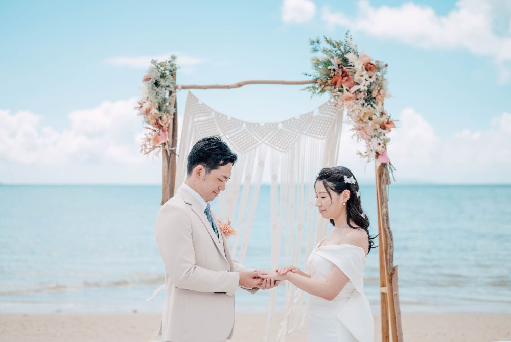 新郎が新婦の指に指輪をいれている