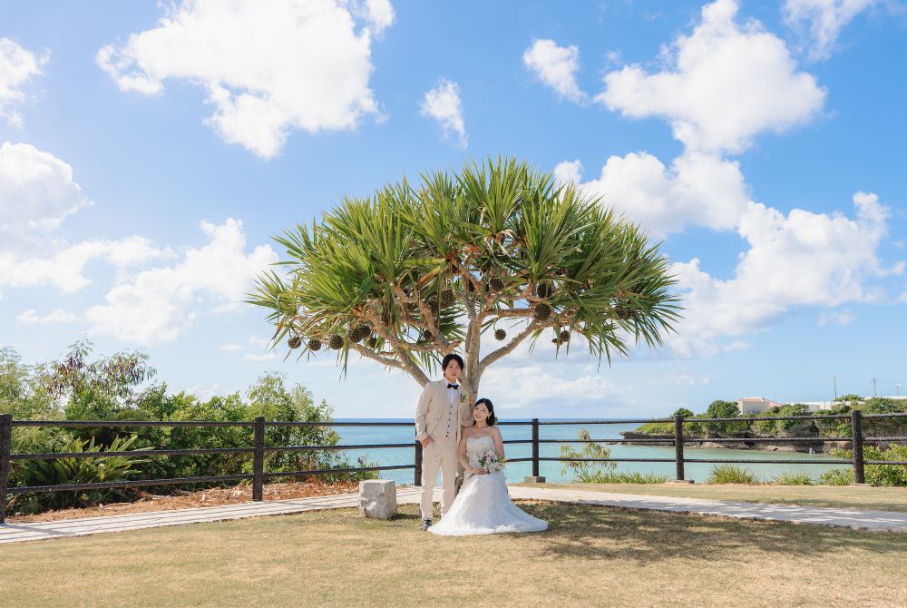 沖縄ウェディング撮影‗読谷ビーチ_木の下で