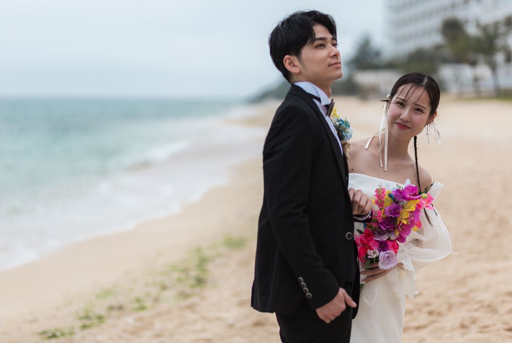 新郎のそばからひょっこりと顔を出すキュートな花嫁