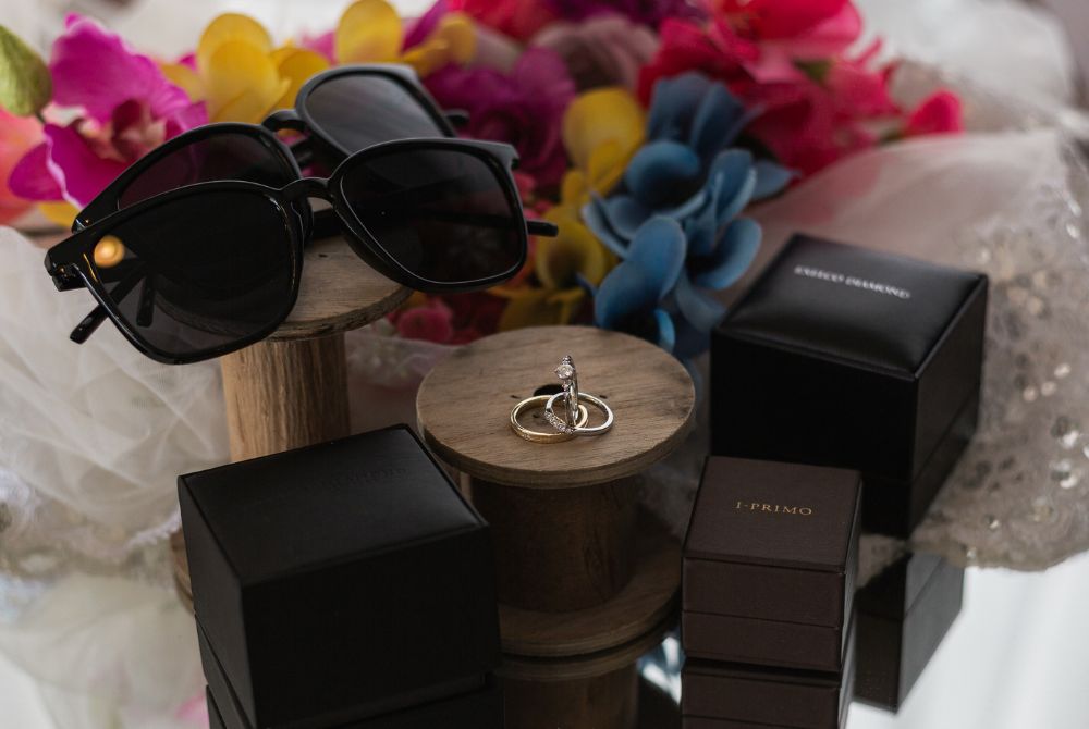 思い出の品(サングラス、リング)、ブーケも撮影