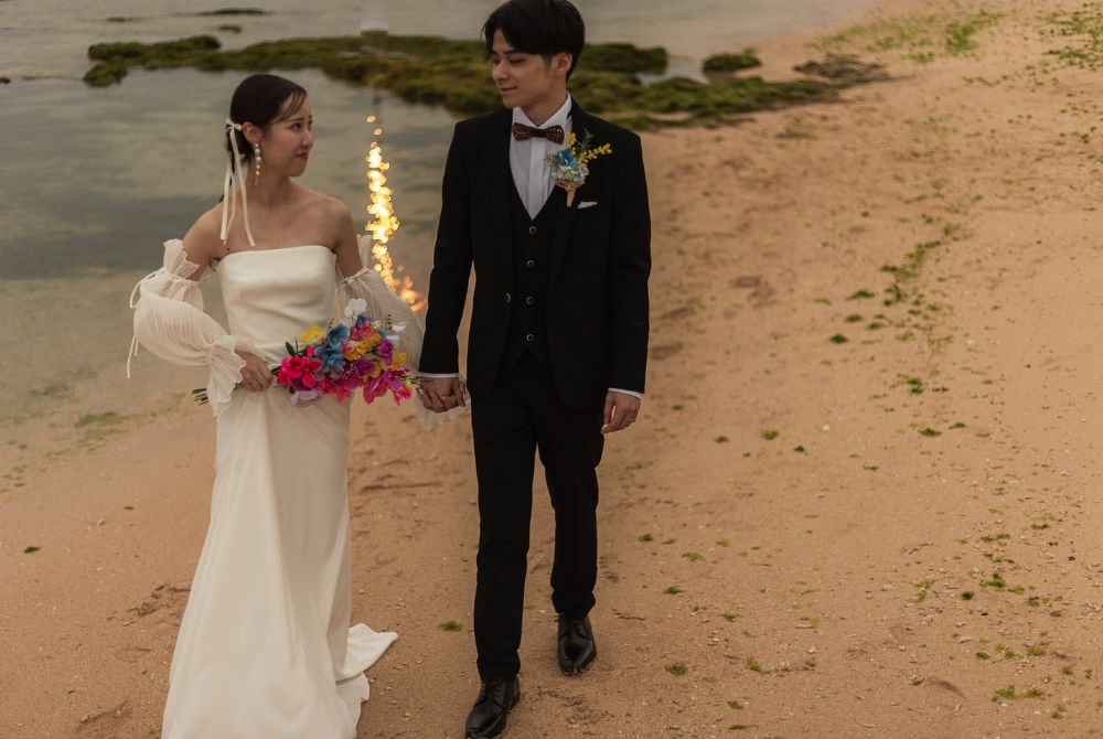 サンセット時、ビーチを散策するカップル