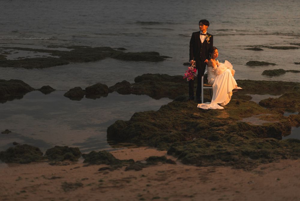 サンセット時、ビーチで撮影のカップル