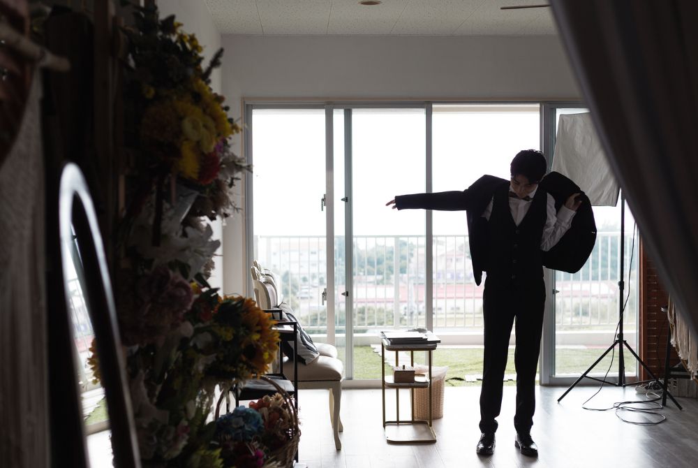 タキシードを着こなす新郎