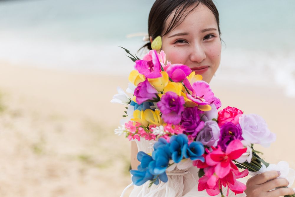 カラフルなブーケとコラボの花嫁の素敵な笑顔